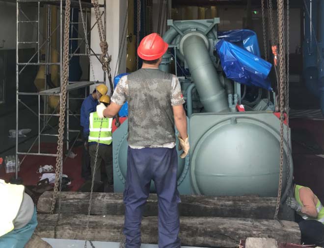 中國電信云計算青島中心制冷機(jī)組設(shè)備安裝吊裝現(xiàn)場