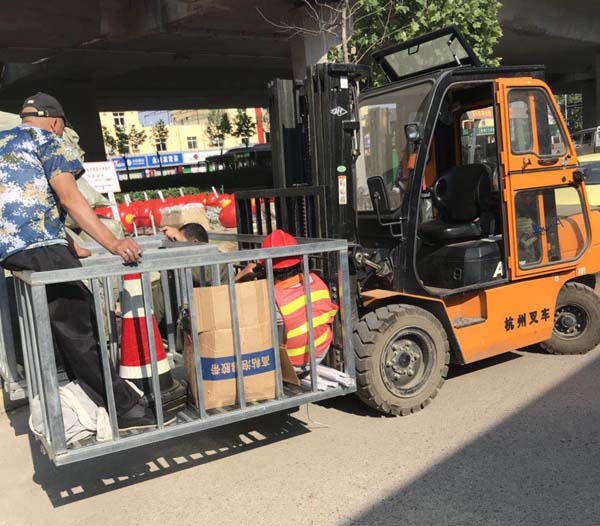 青島峰會亮化工程設(shè)備安裝搬運現(xiàn)場