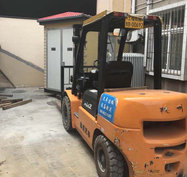 青島四方路幼兒園箱變設(shè)備安裝就位現(xiàn)場