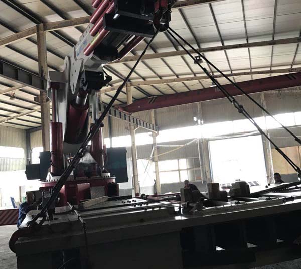 青島房橋植物鋼有限公司壓力機(jī)設(shè)備安裝吊裝現(xiàn)場