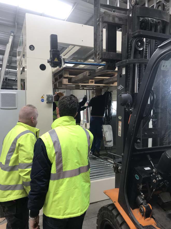 青島高新區(qū)自動(dòng)化碼剁機(jī)設(shè)備安裝就位現(xiàn)場(chǎng)