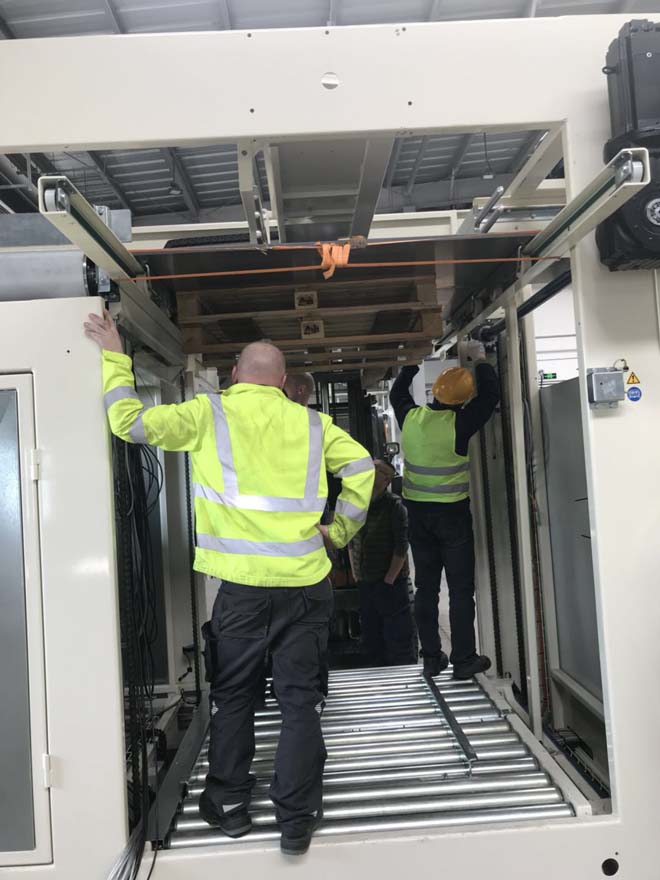 青島高新區(qū)自動(dòng)化碼剁機(jī)設(shè)備安裝就位現(xiàn)場(chǎng)