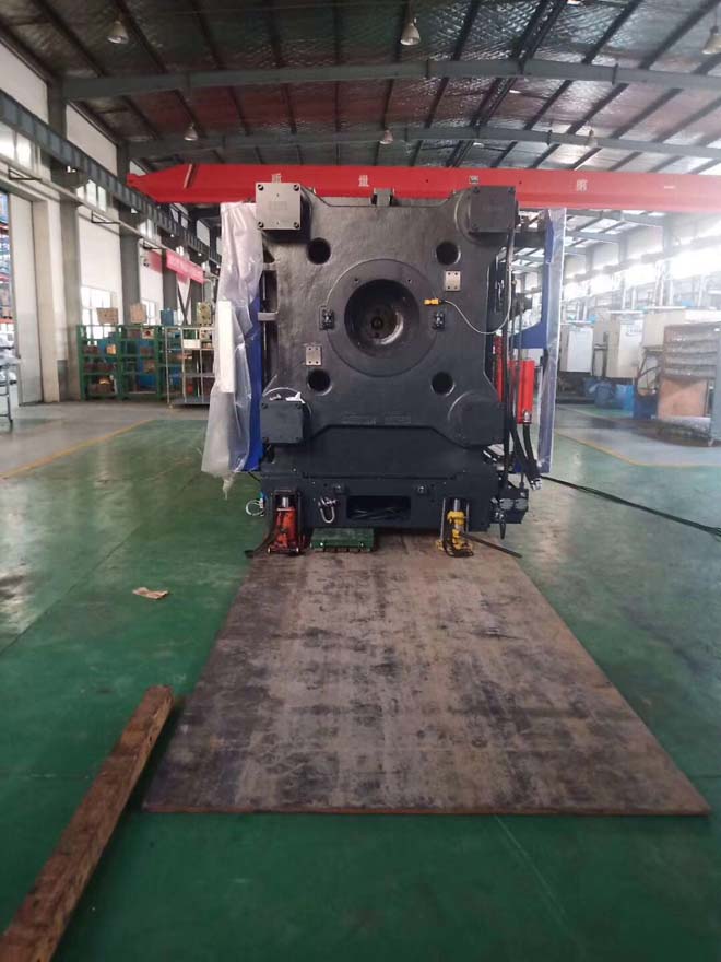 青島黃島區(qū)200噸注塑機(jī)設(shè)備車間安裝就位施工現(xiàn)場
